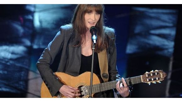 "Mon Raymond", la chanson de Carla Bruni sur Nicolas Sarkozy : mignon ou impudique (Vidéo) ?