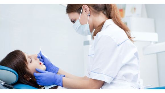 Le dentiste a le droit de vous faire mal aux dents