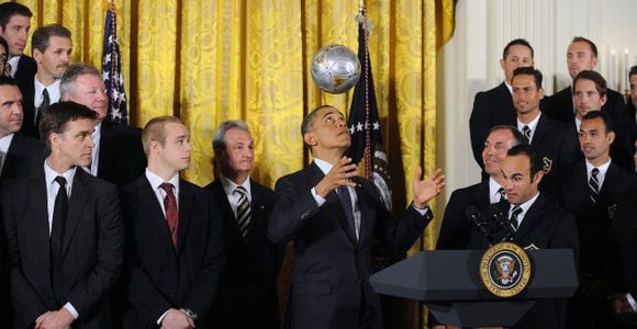 Barack Obama se prend pour un footballeur avec les Los Angeles Galaxy