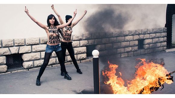 Les Femen brûlent un drapeau salafiste devant la Grande Mosquée de Paris 