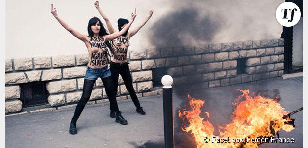 Les Femen brûlent un drapeau salafiste devant la Grande Mosquée de Paris 