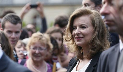 Valérie Trierweiler joue les gardes du corps avec les journalistes - Vidéo
