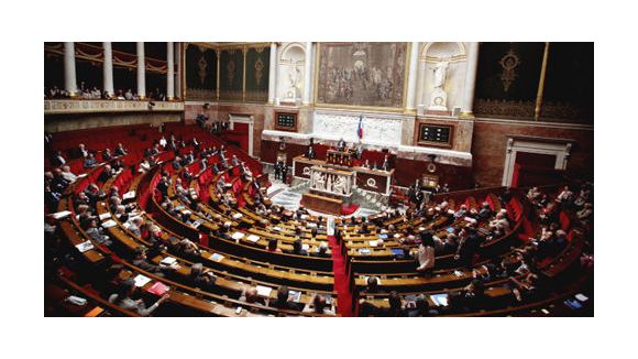 Déclaration de patrimoine : un élu pose entièrement nu