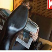 Paris Match : Carla Bruni lit son journal dans le mauvais sens