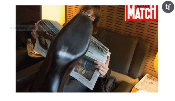 Paris Match : Carla Bruni lit son journal dans le mauvais sens