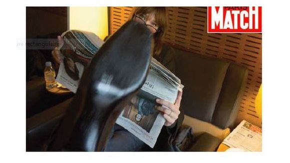 Paris Match : Carla Bruni lit son journal dans le mauvais sens