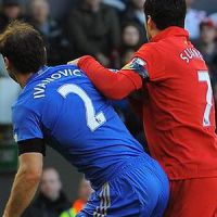 Liverpool vs Chelsea : Suarez mord Ivanovic avant de s’excuser – Vidéo 