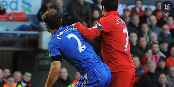 Liverpool vs Chelsea : Suarez mord Ivanovic avant de s’excuser – Vidéo