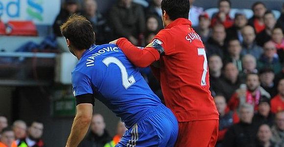 Liverpool vs Chelsea : Suarez mord Ivanovic avant de s’excuser – Vidéo 