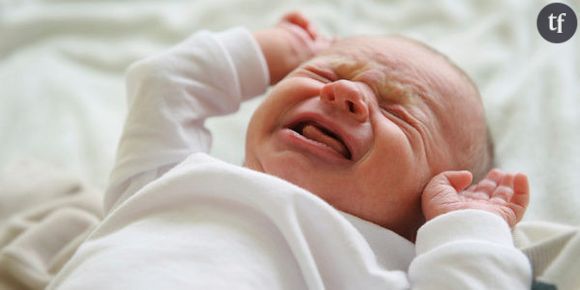 Promener bébé dans ses bras permet de calmer ses pleurs