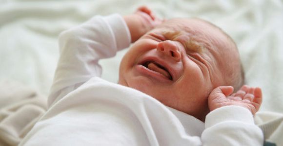 Promener bébé dans ses bras permet de calmer ses pleurs