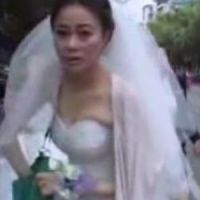 Séisme en Chine : Chen Ying la journaliste en robe de mariée - Vidéo