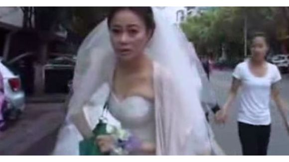 Séisme en Chine : Chen Ying la journaliste en robe de mariée - Vidéo