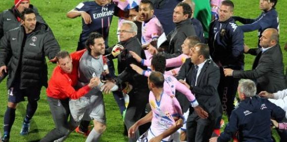 Evian vs PSG : bagarre de fin de match et les cartons rouge – Vidéo replay