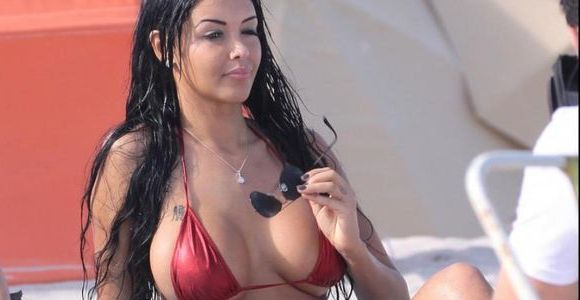 Nabilla Benattia est bannie de l’encyclopédie Wikipédia