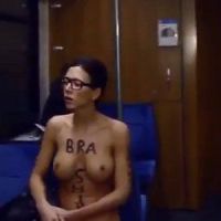 Une femme se balade nue dans les transports allemands - vidéo