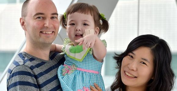 Une petite fille née sans trachée sauvée par une greffe