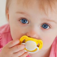 Lécher la tétine de son bébé renforce son système immunitaire