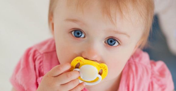 Lécher la tétine de son bébé renforce son système immunitaire