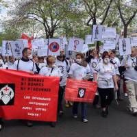 "Ni bonnes, ni nonnes, ni pigeonnes" : les infirmières manifestent à Paris