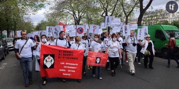 "Ni bonnes, ni nonnes, ni pigeonnes" : les infirmières manifestent à Paris