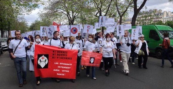 "Ni bonnes, ni nonnes, ni pigeonnes" : les infirmières manifestent à Paris