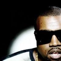 Kanye West se prend un panneau de signalisation en pleine tête - Vidéo