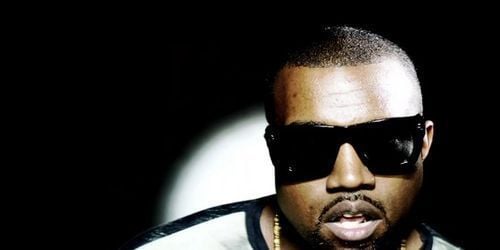 Kanye West se prend un panneau de signalisation en pleine tête - Vidéo