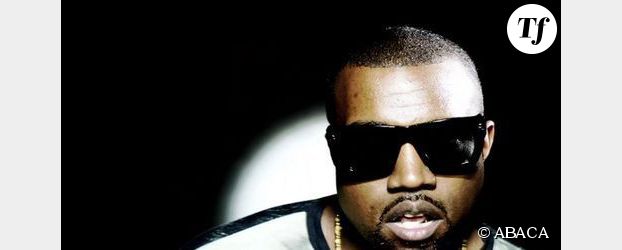 Kanye West se prend un panneau de signalisation en pleine tête - Vidéo