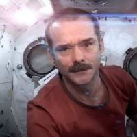 ISS : Chris Hadfield chante une chanson de Bowie dans l’espace - Vidéo