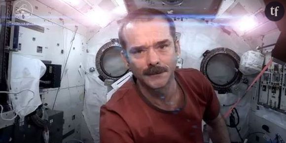 ISS : Chris Hadfield chante une chanson de Bowie dans l’espace - Vidéo