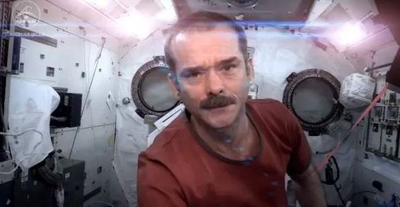 ISS : Chris Hadfield chante une chanson de Bowie dans l’espace - Vidéo