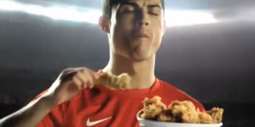 Cristiano Ronaldo dans une publicité pour KFC Arabia - Vidéo