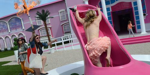 Barbie : les Femen attaquent la maison géante de la poupée jugée sexiste