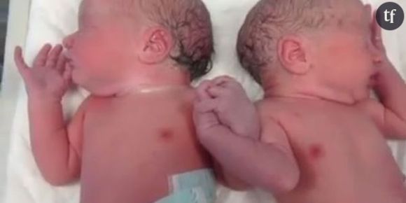 Des jumeaux espagnols se donnent la main dès la naissance - Vidéo