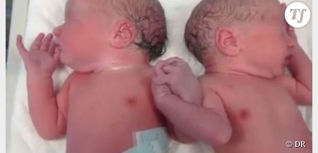 Des jumeaux espagnols se donnent la main dès la naissance - Vidéo