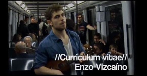 Un jeune chômeur chante son CV dans le métro en Espagne - vidéo 