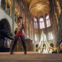 Une Femen mime un suicide dans la cathédrale Notre-Dame de Paris