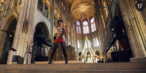 Une Femen mime un suicide dans la cathédrale Notre-Dame de Paris