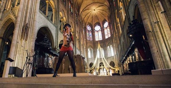 Une Femen mime un suicide dans la cathédrale Notre-Dame de Paris