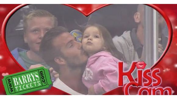 Kiss Cam : David Beckham embrasse sa fille Harper - Vidéo