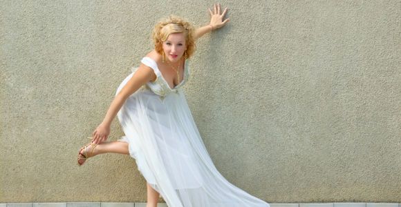 Les Anglaises en robe de mariée au travail contre les maladies cardiaques