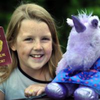 Une petite fille passe les douanes avec le passeport d’une licorne