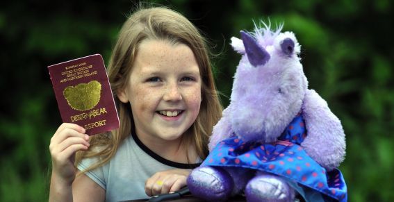 Une petite fille passe les douanes avec le passeport d’une licorne