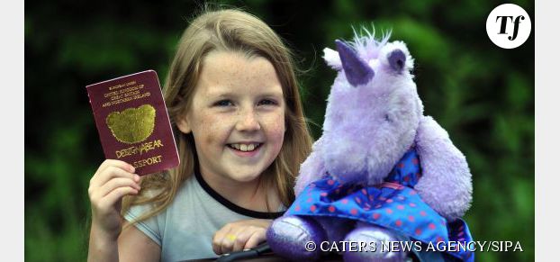 Une petite fille passe les douanes avec le passeport d’une licorne