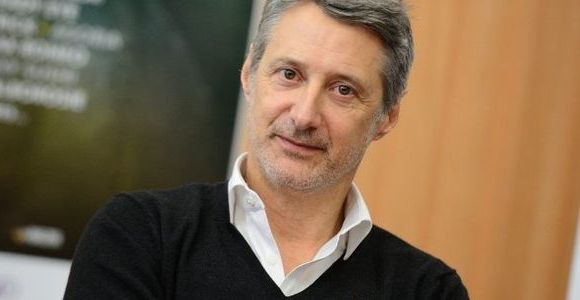 De Caunes, Denisot... : ces people français qui font hyper (mais vraiment hyper) jeune