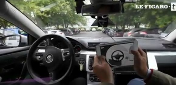 Conduire sa voiture avec un iPad comme dans un jeu  vidéo