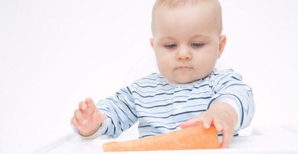 Laissez votre bébé manger avec les doigts, c'est bon pour lui