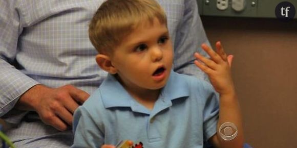 Un petit garçon sourd entend pour la première fois à 3 ans - Vidéo