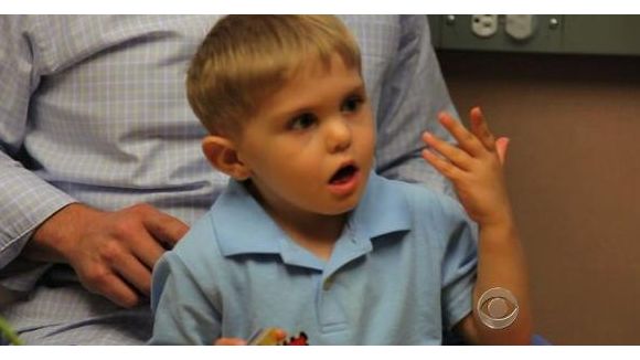 Un petit garçon sourd entend pour la première fois à 3 ans - Vidéo